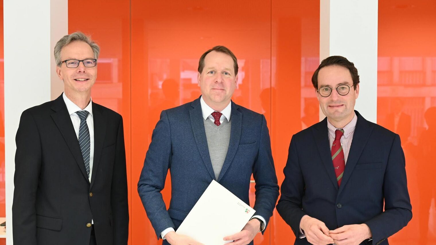 (v. l.) Dr. Ansgar Scheipers, Regierungsvizepräsident, Mathias Steinbild, Regierungspräsident Andreas Bothe 