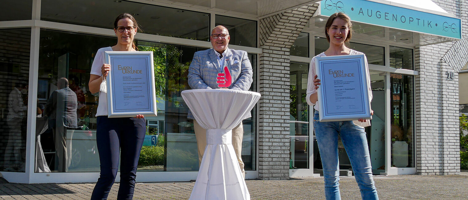 (v. l.) Kerstin Westhoff, Inhaberin und Geschäftsführerin, Peter Eul, Präsident der Handwerkskammer, und Siegerin Marie Kahlert.