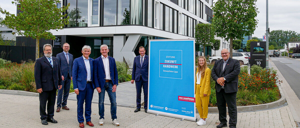 (v.l.) Karl Kühn (Kuratoriumsmitglied der Stiftung Zukunft Handwerk OWL), Manuel Dierks (Geschäftsführer der Kreishandwerkerschaft Wittekindsland), Frank und Peter Kögel, die Preisträger des Zukunftspreises 2021, Dr. Jens Prager (Vorstand der Stiftung Zukunft Handwerk OWL), Laura Bünger (Teamleiterin Marketing und Unternehmenskommunikation Kögel Bau) und Peter Eul (Vorsitzender des Kuratoriums der Stiftung Zukunft Handwerk OWL) (v.l.) Karl Kühn (Kuratoriumsmitglied der Stiftung Zukunft Handwerk OWL), Manuel Dierks (Geschäftsführer der Kreishandwerkerschaft Wittekindsland), Frank und Peter Kögel, die Preisträger des Zukunftspreises 2021, Dr. Jens Prager (Vorstand der Stiftung Zukunft Handwerk OWL), Laura Bünger (Teamleiterin Marketing und Unternehmenskommunikation Kögel Bau) und Peter Eul (Vorsitzender des Kuratoriums der Stiftung Zukunft Handwerk OWL)