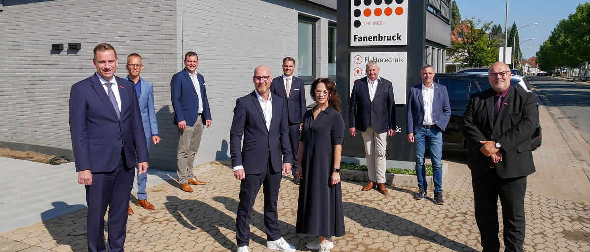 (v. l.) Dr. Jens Prager (Vorstandsvorsitzender der Stiftung Zukunft Handwerk OWL), Aloys Buschkühl (Geschäftsführer Kreishandwerkerschaft Paderborn-Lippe), Dirk Langert (Mitglied Kuratorium Stiftung Zukunft Handwerk OWL), Christoph Fanenbruck (Geschäftsführer Fanenbruck GmbH & Co. KG), Philipp Fischer (Mitglied Kuratorium Stiftung Zukunft Handwerk OWL) , Ursula Fanenbruck (Projektleitung Privatkunden), Mickel Biere (Kreishandwerksmeister KH Paderborn), Dirk Tolkemitt (Bürgermeister Bad Salzuflen) und Peter Eul (Vorsitzender des Kuratoriums Stiftung Zukunft Handwerk OWL). (v. l.) Dr. Jens Prager (Vorstandsvorsitzender der Stiftung Zukunft Handwerk OWL), Aloys Buschkühl (Geschäftsführer Kreishandwerkerschaft Paderborn-Lippe), Dirk Langert (Mitglied Kuratorium Stiftung Zukunft Handwerk OWL), Christoph Fanenbruck (Geschäftsführer Fanenbruck GmbH & Co. KG), Philipp Fischer (Mitglied Kuratorium Stiftung Zukunft Handwerk OWL) , Ursula Fanenbruck (Projektleitung Privatkunden), Mickel Biere (Kreishandwerksmeister KH Paderborn), Dirk Tolkemitt (Bürgermeister Bad Salzuflen) und Peter Eul (Vorsitzender des Kuratoriums Stiftung Zukunft Handwerk OWL).