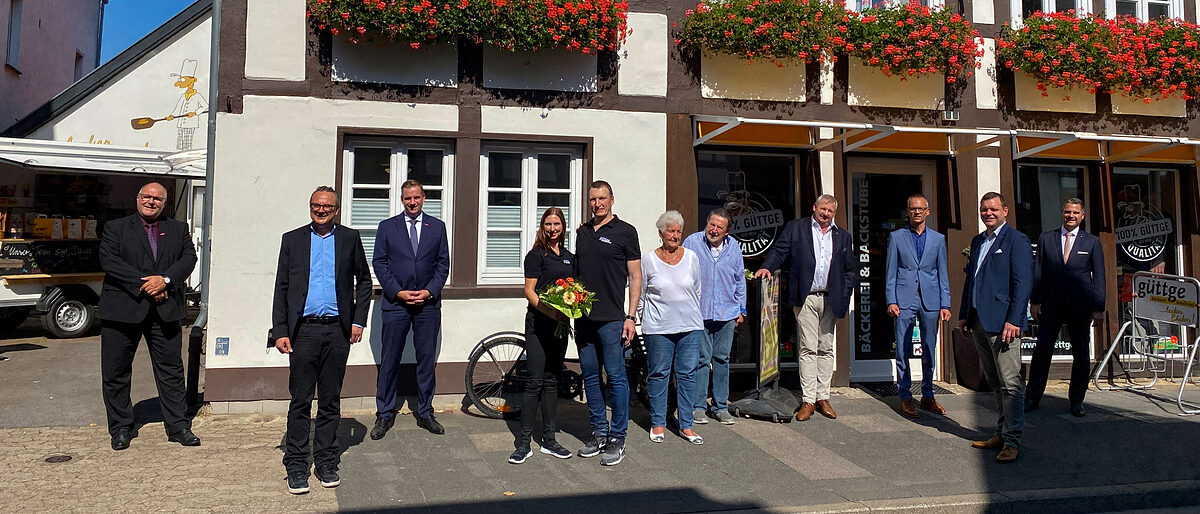 (v. l.) Peter Eul (Vorsitzender des Kuratoriums Stiftung Zukunft Handwerk OWL), Markus Baier (Bürgermeister Lemgo), Dr. Jens Prager (Vorstandsvorsitzender der Stiftung Zukunft Handwerk OWL), die Preisträger Ann-Kathrin Lüttmann und ihr Mann Oliver Güttge, Anneliese und Gerhard Güttge, Mickel Biere (Kreishandwerksmeister KH Paderborn), Aloys Buschkühl (Geschäftsführer Kreishandwerkerschaft Paderborn-Lippe), Dirk Langert (Mitglied Kuratorium Stiftung Zukunft Handwerk OWL) und Philipp Fischer (Mitglied Kuratorium Stiftung Zukunft Handwerk OWL). (v. l.) Peter Eul (Vorsitzender des Kuratoriums Stiftung Zukunft Handwerk OWL), Markus Baier (Bürgermeister Lemgo), Dr. Jens Prager (Vorstandsvorsitzender der Stiftung Zukunft Handwerk OWL), die Preisträger Ann-Kathrin Lüttmann und ihr Mann Oliver Güttge, Anneliese und Gerhard Güttge, Mickel Biere (Kreishandwerksmeister KH Paderborn), Aloys Buschkühl (Geschäftsführer Kreishandwerkerschaft Paderborn-Lippe), Dirk Langert (Mitglied Kuratorium Stiftung Zukunft Handwerk OWL) und Philipp Fischer (Mitglied Kuratorium Stiftung Zukunft Handwerk OWL).