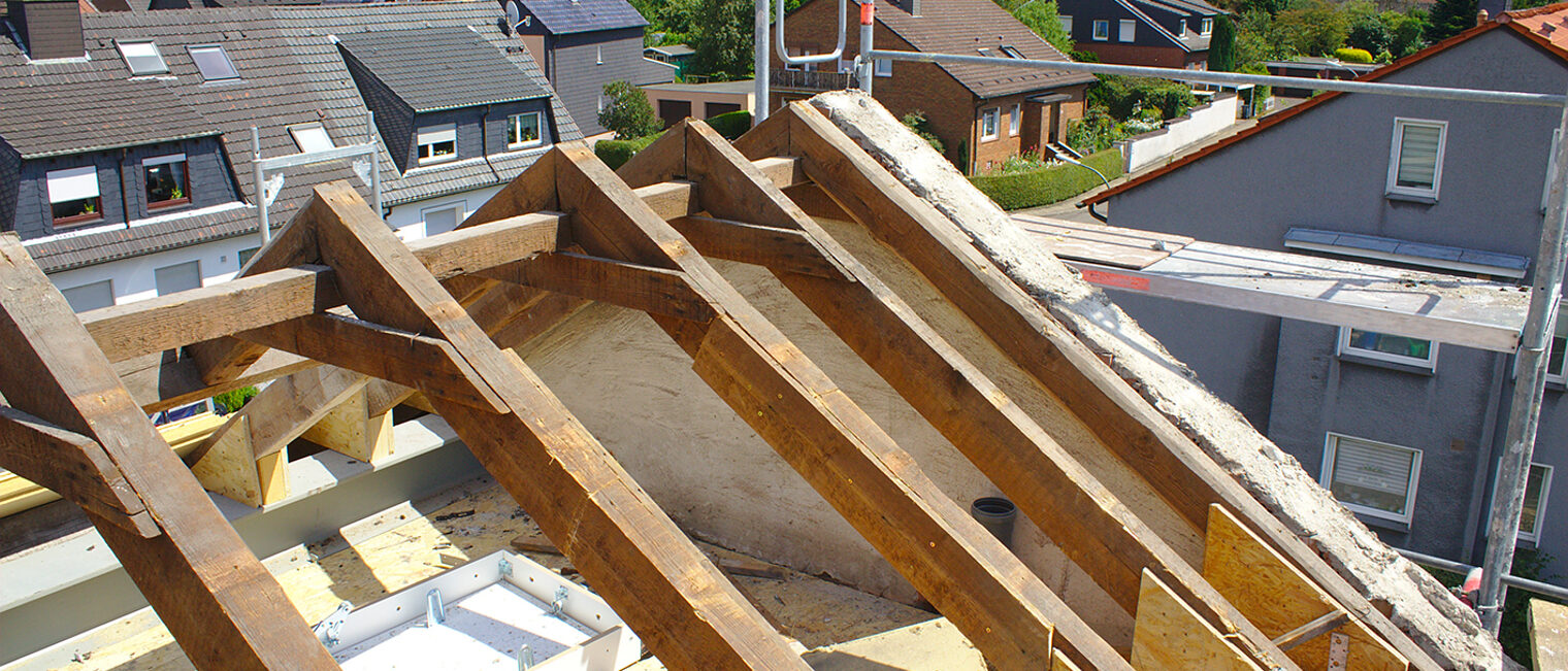 braune Dachbalken auf einer Baustelle