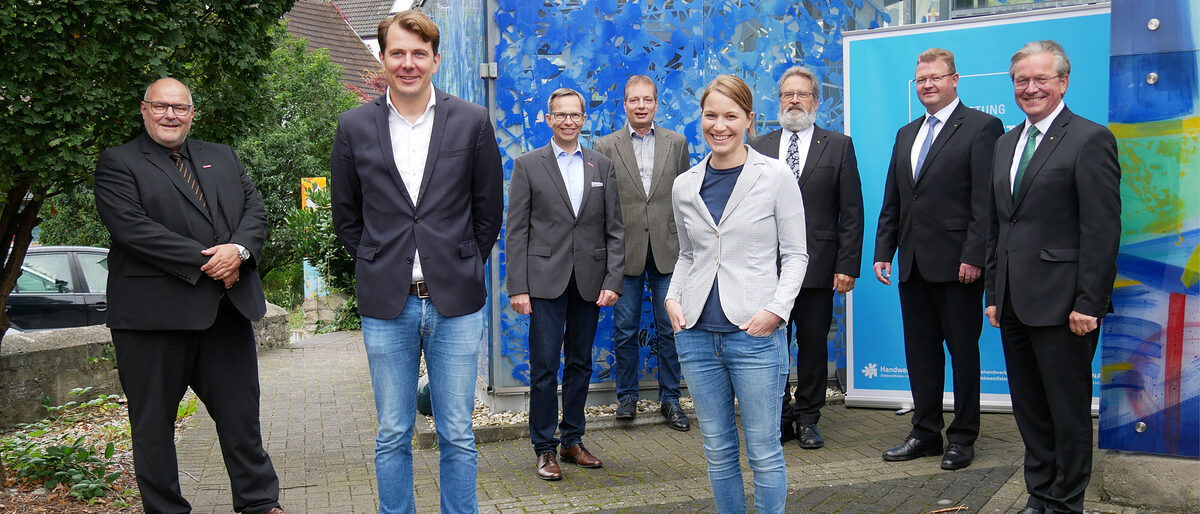(v.l.) Peter Eul, Präsident der Handwerkskammer OWL und Vorsitzender des Kuratoriums der Stiftung Zukunft Handwerk Ostwestfalen-Lippe, Jan Peters, Geschäftsführer der Glasmalerei Peters, Frank Wulfmeyer, Kreishandwerksmeister in Bielefeld, Eckart Menke, Obermeister der Glaser- und Glasschleifer-Innung, Christine Müller, Geschäftsführerin der Glasmalerei Peters, Karl Kühn, Ehrenkreishandwerksmeister im Kreis Minden-Lübbecke, Michael Friemuth, stellvertretender Kreishandwerksmeister für die Kreise Paderborn und Lippe, und Michael Dreier, Bürgermeister der Stadt Paderborn (v.l.) Peter Eul, Präsident der Handwerkskammer OWL und Vorsitzender des Kuratoriums der Stiftung Zukunft Handwerk Ostwestfalen-Lippe, Jan Peters, Geschäftsführer der Glasmalerei Peters, Frank Wulfmeyer, Kreishandwerksmeister in Bielefeld, Eckart Menke, Obermeister der Glaser- und Glasschleifer-Innung, Christine Müller, Geschäftsführerin der Glasmalerei Peters, Karl Kühn, Ehrenkreishandwerksmeister im Kreis Minden-Lübbecke, Michael Friemuth, stellvertretender Kreishandwerksmeister für die Kreise Paderborn und Lippe, und Michael Dreier, Bürgermeister der Stadt Paderborn