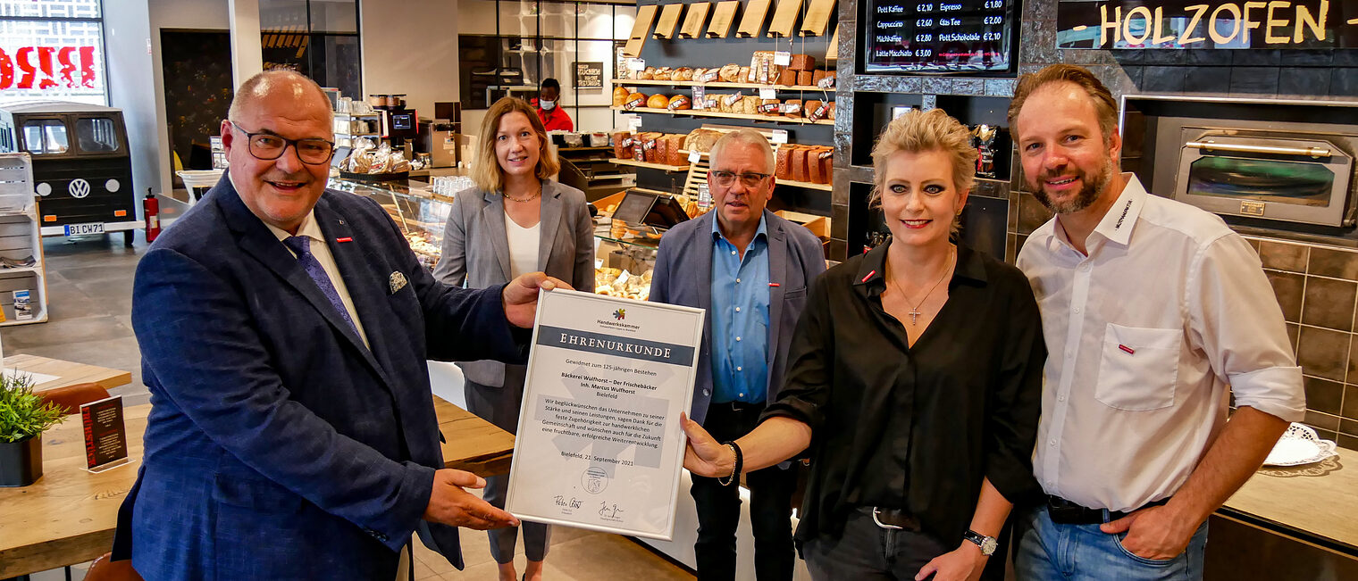 (v.l.) Peter Eul, Präsident der Handwerkskammer, Melanie Busch, Kreishandwerkerschaft Bielefeld, und Obermeister Volker Ruwe mit Valerie und Marcus Wulfhorst