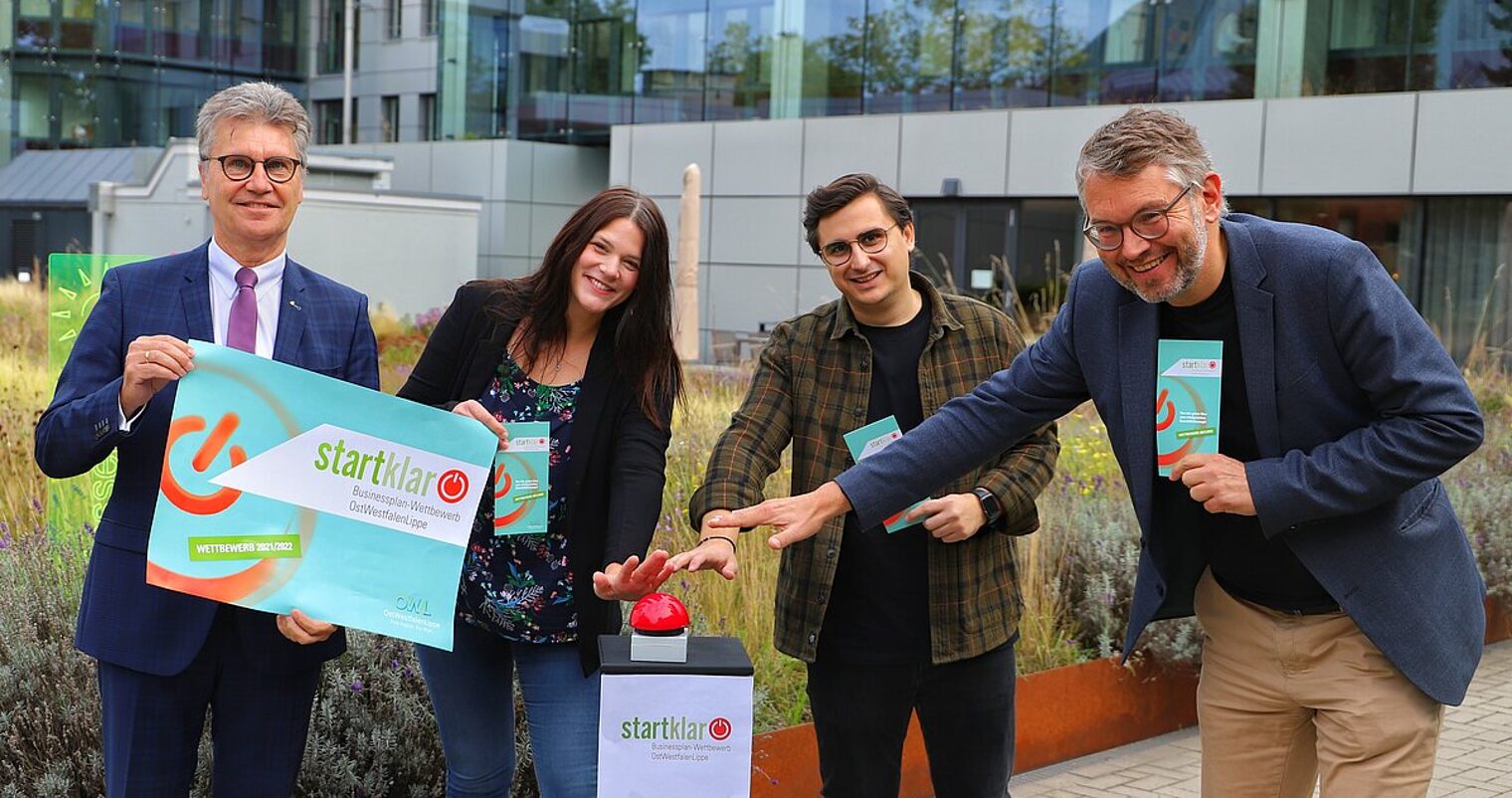 v.l. Hubert Böddeke (Vorstand Sparkasse Paderborn-Detmold), Anna-Lena Lütke-Börding (Projektmanagement OstWestfalenLippe GmbH), Mladen Milicevic (Geschäftsführer Unchained Robotics), Wolfgang Marquardt (Prokurist OstWestfalenLippe GmbH).