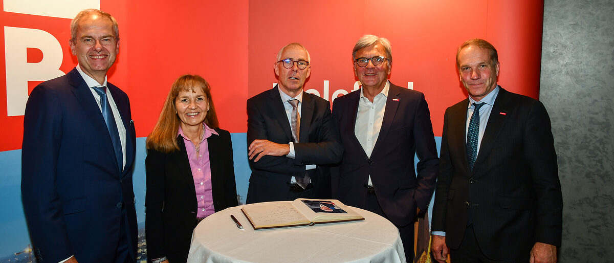 Eintrag ins Goldene Buch (v.l.) IHK-Präsident Wolf D. Meier-Scheuven, IHK-Hauptgeschäftsführerin Petra Pigerl-Radtke, Festredner DIHK-Präsident Peter Adrian, stv. Hauptgeschäftsführer der HWK Wolfgang Borgert und HWK-Vizepräsident Heiner Dresrüsse. Eintrag ins Goldene Buch (v.l.) IHK-Präsident Wolf D. Meier-Scheuven, IHK-Hauptgeschäftsführerin Petra Pigerl-Radtke, Festredner DIHK-Präsident Peter Adrian, stv. Hauptgeschäftsführer der HWK Wolfgang Borgert und HWK-Vizepräsident Heiner Dresrüsse.