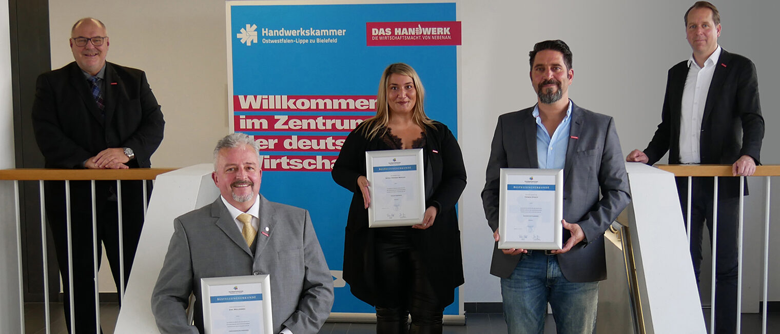 (v.l.) Peter Eul, Präsident der Handwerkskammer, die neuen Sachverständigen Dirk Wollenberg, Sophia Orovero Miralles und Thomas Struck, sowie Mathias Steinbild, Leiter Wirtschaftsrecht 