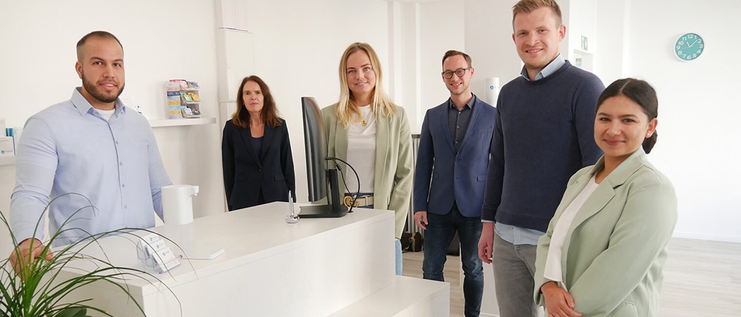 (v.l.) Gründer Enis Mendili, Beraterin Kerstin Naumann, Gründerin Jennifer Südmersen, Berater Tobias Kaufmann, Gründer Christoph Rahe und Gründerin Gina Schmidtpeter-Schneemann