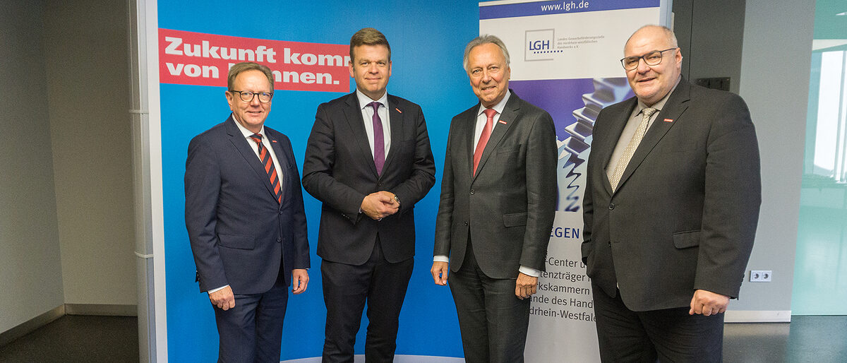 ( v..l.) Jürgen-Johannes Lau, Geschäftsführer der LGH, Matthias Heidmeie, Hauptgeschäftsführer der LGH, Hans-Joachim Hering, Vorstandsvorsitzender der LGH, Peter Eul, stellvertretender Vorstandsvorsitzender der LGH ( v..l.) Jürgen-Johannes Lau, Geschäftsführer der LGH, Matthias Heidmeie, Hauptgeschäftsführer der LGH, Hans-Joachim Hering, Vorstandsvorsitzender der LGH, Peter Eul, stellvertretender Vorstandsvorsitzender der LGH