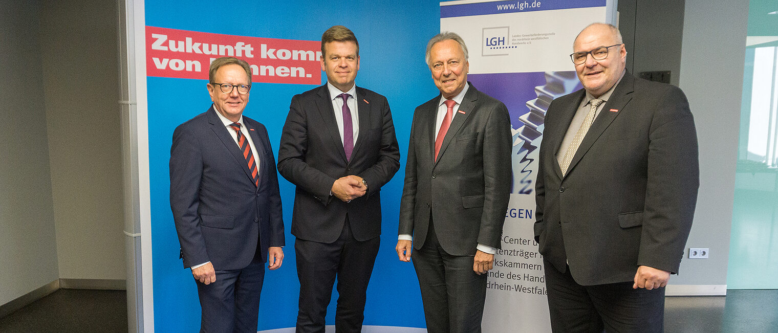( v..l.) Jürgen-Johannes Lau, Geschäftsführer der LGH, Matthias Heidmeie, Hauptgeschäftsführer der LGH, Hans-Joachim Hering, Vorstandsvorsitzender der LGH, Peter Eul, stellvertretender Vorstandsvorsitzender der LGH