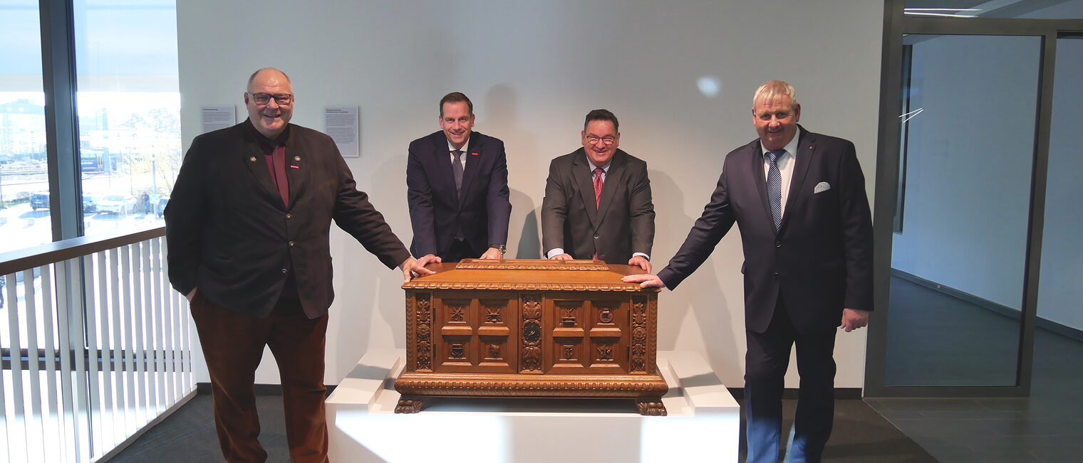 (v. l.) Peter Eul, Präsident der Handwerkskammer OWL, Dr. Jens Prager, Hauptgeschäftsführer der Handwerkskammer OWL, Michael H. Lutter, Hauptgeschäftsführer der Kreishandwerkerschaft Paderborn-Lippe und Mickel Biere, Kreishandwerksmeister der Kreishandwerkerschaft Paderborn-Lippe . (v. l.) Peter Eul, Präsident der Handwerkskammer OWL, Dr. Jens Prager, Hauptgeschäftsführer der Handwerkskammer OWL, Michael H. Lutter, Hauptgeschäftsführer der Kreishandwerkerschaft Paderborn-Lippe und Mickel Biere, Kreishandwerksmeister der Kreishandwerkerschaft Paderborn-Lippe .