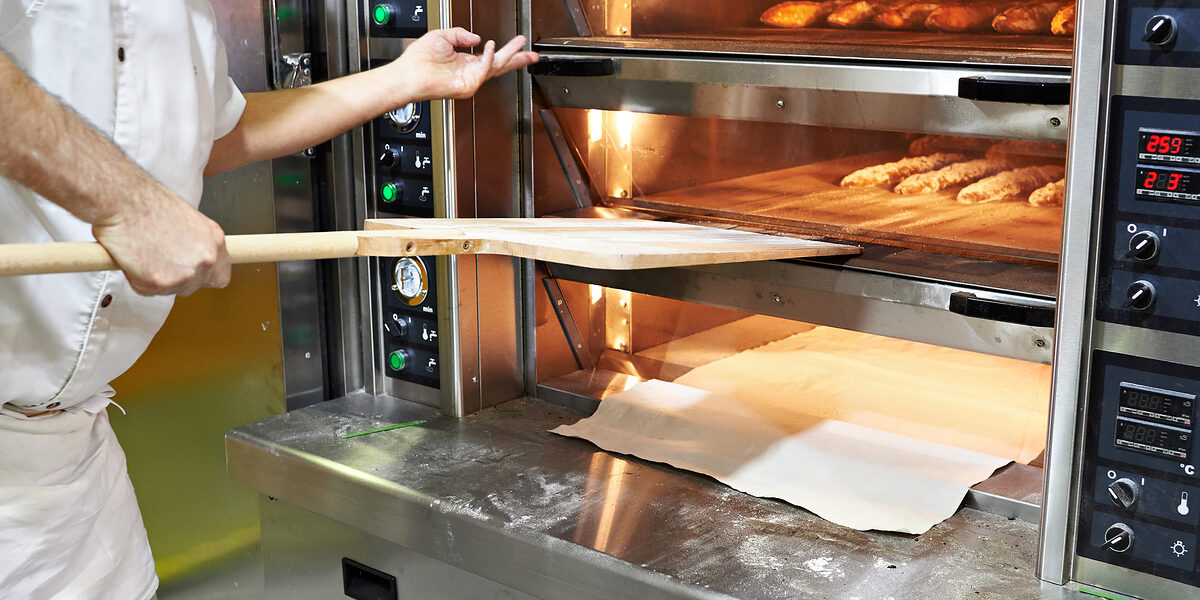 Die energieintensiven Handwerke leiden besonders unter dem enormen Kostendruck. Baker bakes bread in the oven Schlagwort(e): bread, food, kitchen, baker, bakery, oven, chef, commercial, baking, manual, preparation, dough, wheat, stove, people, worker, men, professional, cooking, indoors, baguette, uniform, working, loaf, industry, freshness, tray, table, bun, business, horizontal, arranging, arm, styled, adult, touching, wood, making, quality, preparing, baked, flour, raw, craft, cultures, lifestyle, healthy, industrial, control, store, hand, product