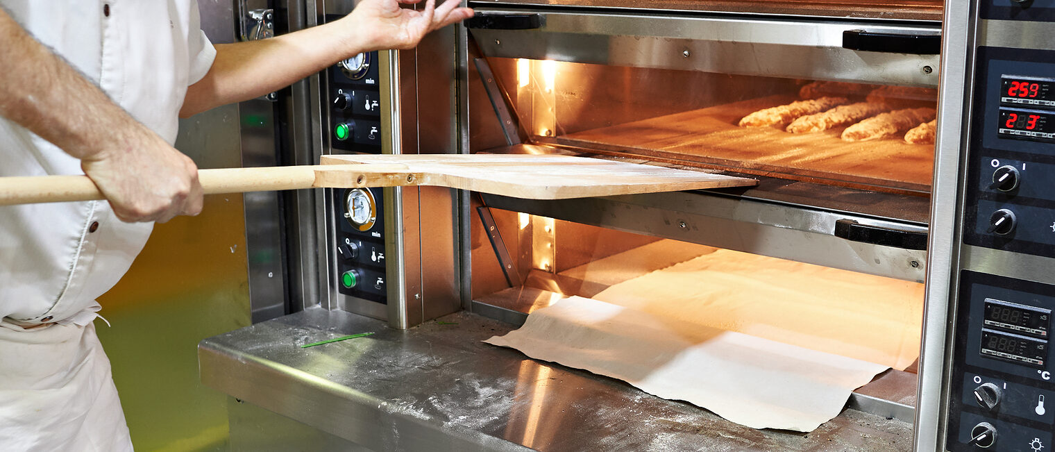 Die energieintensiven Handwerke leiden besonders unter dem enormen Kostendruck. Baker bakes bread in the oven Schlagwort(e): bread, food, kitchen, baker, bakery, oven, chef, commercial, baking, manual, preparation, dough, wheat, stove, people, worker, men, professional, cooking, indoors, baguette, uniform, working, loaf, industry, freshness, tray, table, bun, business, horizontal, arranging, arm, styled, adult, touching, wood, making, quality, preparing, baked, flour, raw, craft, cultures, lifestyle, healthy, industrial, control, store, hand, product