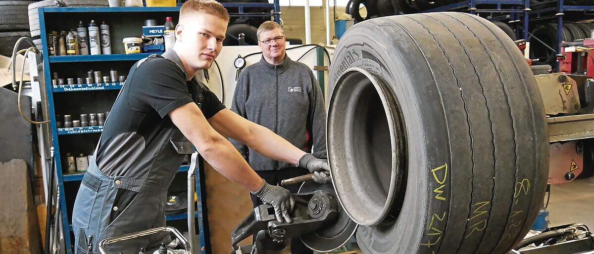 (v.l.) Dennis Hußmann und sein Chef Adamo Mielke bewerten die Karrierechancen im Vulkanisiseur-Handwerk als ausgesprochen gut. (v.l.) Dennis Hußmann und sein Chef Adamo Mielke bewerten die Karrierechancen im Vulkanisiseur-Handwerk als ausgesprochen gut.