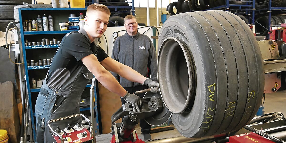 (v.l.) Dennis Hußmann und sein Chef Adamo Mielke bewerten die Karrierechancen im Vulkanisiseur-Handwerk als ausgesprochen gut. (v.l.) Dennis Hußmann und sein Chef Adamo Mielke bewerten die Karrierechancen im Vulkanisiseur-Handwerk als ausgesprochen gut.