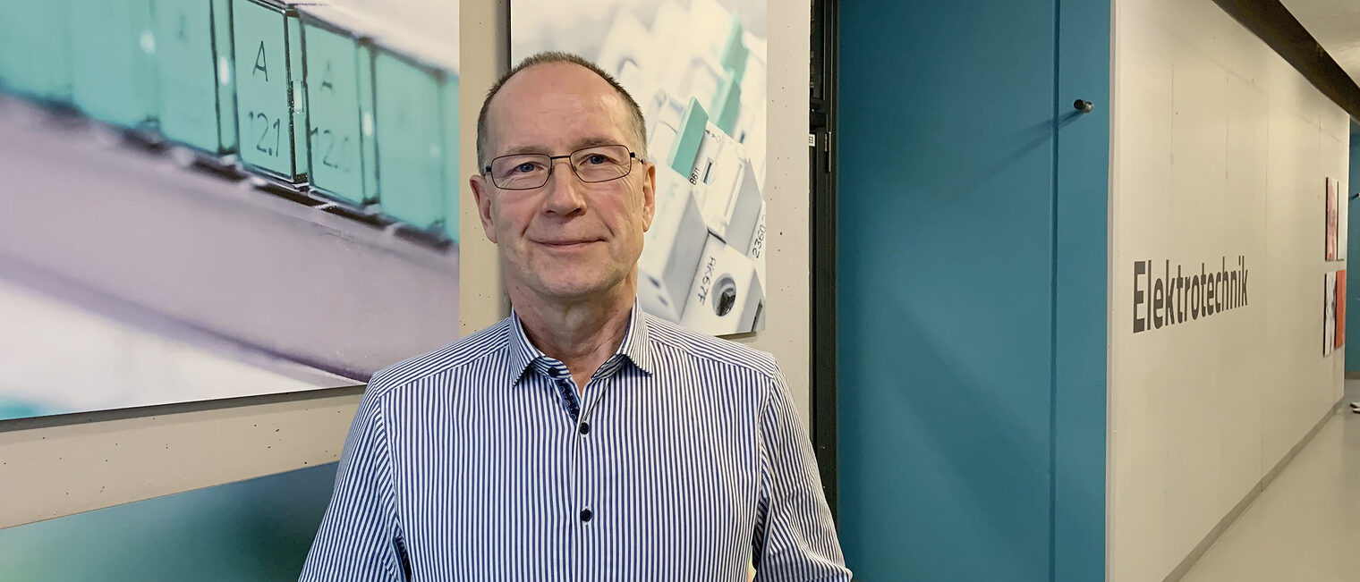 Roland Willrich, stellvertretender Leiter des Berufsbildungszentrums der Handwerkskammer und Fachbereichsleiter des Kompetenzzentrums Intelligente Gebäudetechnologien, führt durch das Programm der Fachtagung. 