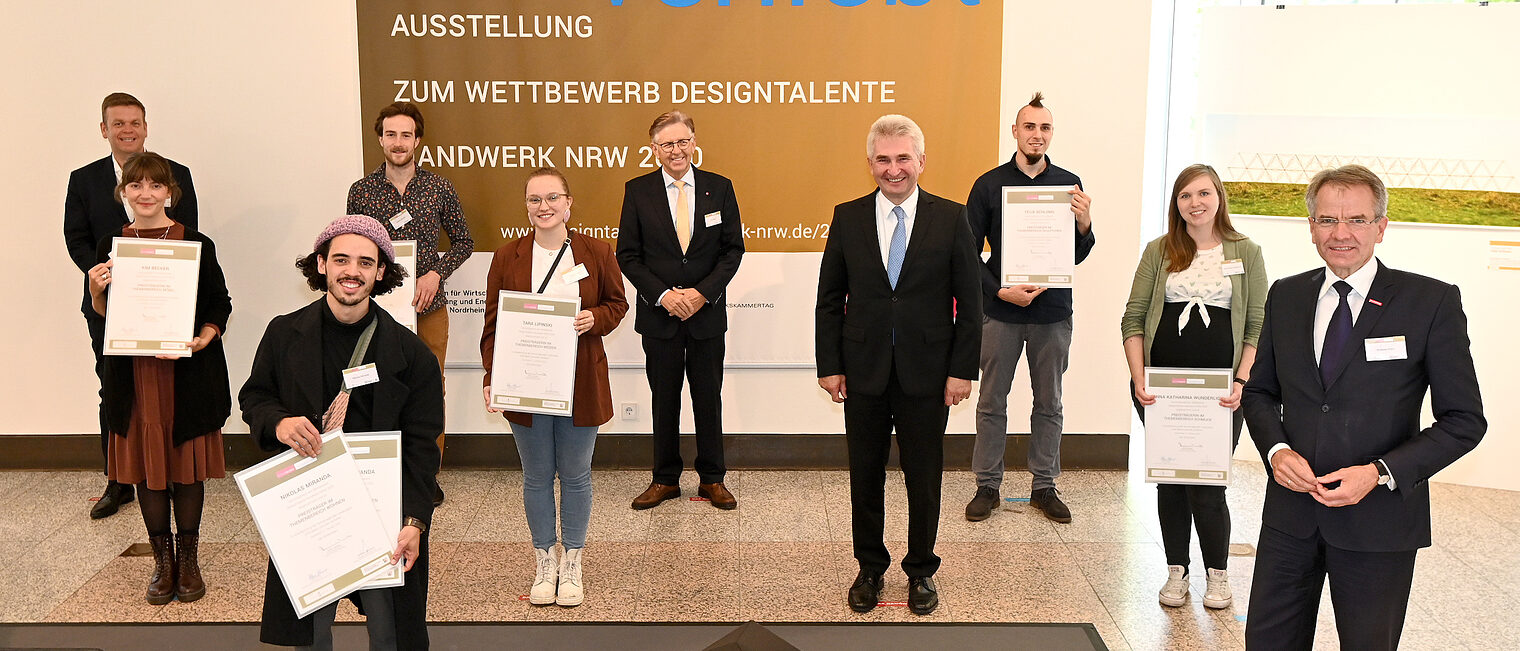 Das Bild zeigt die Siegerinnen und Sieger des letzten Designwettbewerbs gemeinsam mit WHKT-Hauptgeschäftsführer Matthias Heidmeier, WHKT-Präsident Hans Hund, Minister Prof. Dr. Andreas Pinkwart und Andreas Ehlert, Präsident von HANDWERK.NRW. Das Bild zeigt die Siegerinnen und Sieger des letzten Designwettbewerbs gemeinsam mit WHKT-Hauptgeschäftsführer Matthias Heidmeier, WHKT-Präsident Hans Hund, Minister Prof. Dr. Andreas Pinkwart und Andreas Ehlert, Präsident von HANDWERK.NRW.