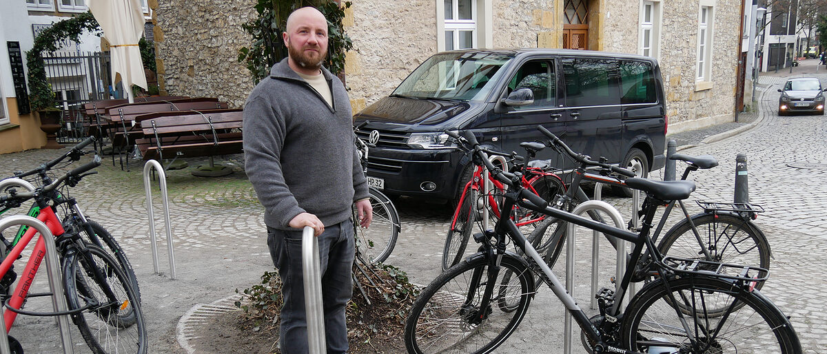 Straßenbauermeister Claus Beißner hat sich mit seinem Unternehmen auf Pflasterarbeiten mit Natursteinen spezialisiert. Derzeit bringt er mit seinem Team insgesamt 250 Fahrradparker in der Bielefelder Altstadt an und erledigt die dazugehören Pflasterungen. 