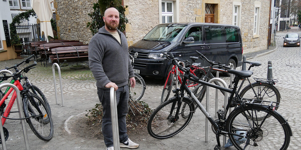 Straßenbauermeister Claus Beißner hat sich mit seinem Unternehmen auf Pflasterarbeiten mit Natursteinen spezialisiert. Derzeit bringt er mit seinem Team insgesamt 250 Fahrradparker in der Bielefelder Altstadt an und erledigt die dazugehören Pflasterungen. 