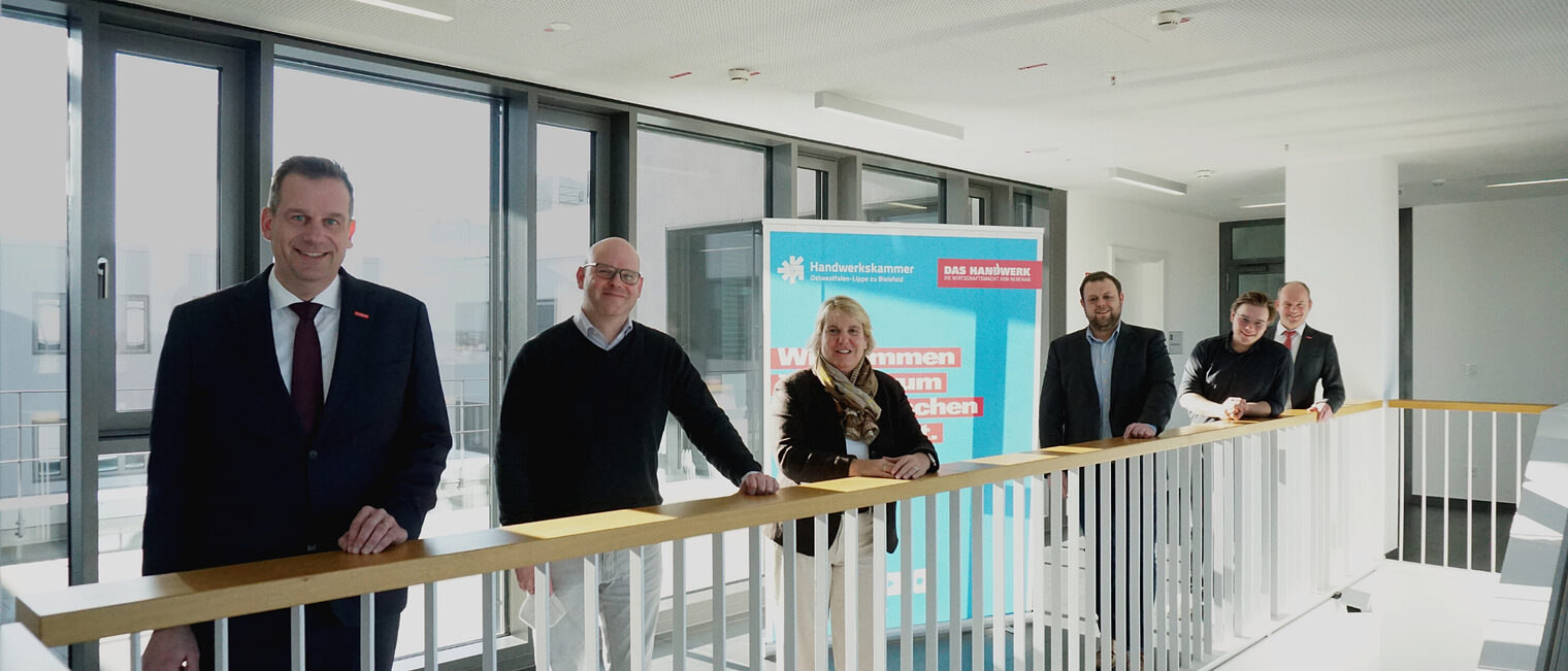 Das OWL-Handwerk stellt seine Erwartungen an die Politik vor der anstehenden Landtagswahl vor. Von links: Dr. Jens Prager (Hauptgeschäftsführer der Handwerkskammer), Jan Maik Schlifter (FDP-Vorsitzender Bielefeld), Martina Hannen (FDP-Landtagsabgeordnete), Alexander Senn (FDP-Fraktionschef Paderborn), Leo Knauf (FDP-Landtagskandidat) und Carl-Christian Goll (Geschäftsführer Berufsbildung der Handwerkskammer). Das OWL-Handwerk stellt seine Erwartungen an die Politik vor der anstehenden Landtagswahl vor. Von links: Dr. Jens Prager (Hauptgeschäftsführer der Handwerkskammer), Jan Maik Schlifter (FDP-Vorsitzender Bielefeld), Martina Hannen (FDP-Landtagsabgeordnete), Alexander Senn (FDP-Fraktionschef Paderborn), Leo Knauf (FDP-Landtagskandidat) und Carl-Christian Goll (Geschäftsführer Berufsbildung der Handwerkskammer).