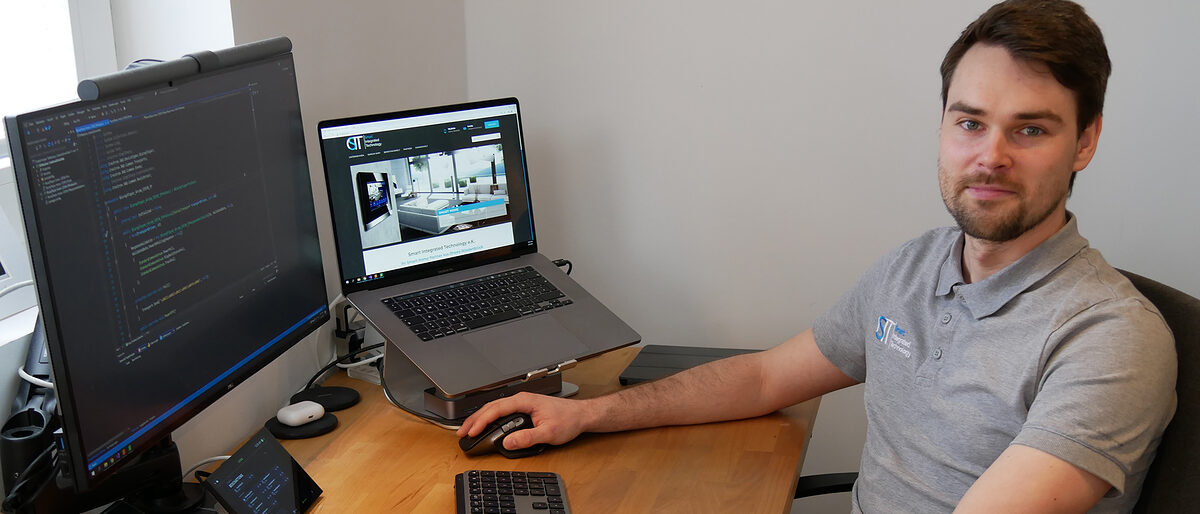 Dennis Frensemeier ist Elektrotechnikermeister und Wirtschaftsingenieur: Mit den Dienstleistungen Programmieren und Installieren bietet er ein Gesamtpaket für seine Kundinnen und Kunden an. Dennis Frensemeier ist Elektrotechnikermeister und Wirtschaftsingenieur: Mit den Dienstleistungen Programmieren und Installieren bietet er ein Gesamtpaket für seine Kundinnen und Kunden an.