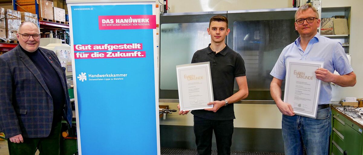 Große Freude über drei Titel beim Praktischen Leistungswettbewerb des Deutschen Handwerks. Es freuen sich v. l. Peter Eul, Lloyd Meyring und Christian Schubert. Freuen sich über den Ausbildungserfolg: V. l. Peter Eul, Lloyd Meyring, Christian Schubert