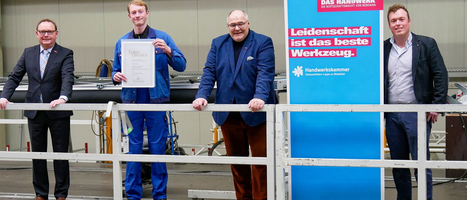V. l. Jürgen Spier, Kevin Breker, Kammerpräsident Peter Eul und Steffen Brand freuen sich über die Auszeichnung und die guten Ausbildungsleistungen des Unternehmens. V. l. Jürgen Spier, Kevin Breker, Kammerpräsident Peter Eul und Steffen Brand freuen sich über die Auszeichnung und die guten Ausbildungsleistungen des Unternehmens.