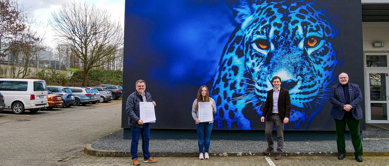 Freude über den Erfolg beim Praktischen Leistungswettbewerb: (v. l.) Gregor Giataganas, Denise Gellert, Johannes Mailänder und Kammerpräsident Peter Eul Freude über den Erfolg beim Praktischen Leistungswettbewerb: (v. l.) Gregor Giataganas, Denise Gellert, Johannes Mailänder und Kammerpräsident Peter Eul