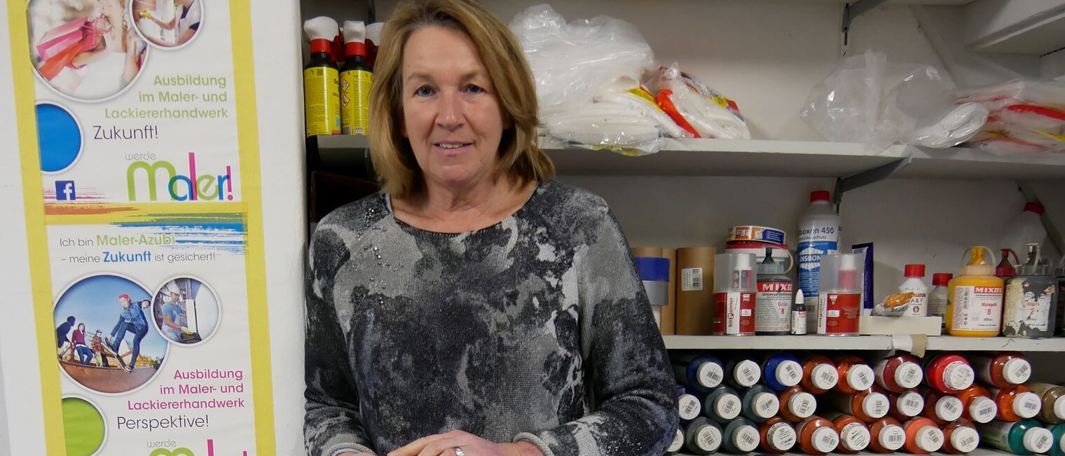 Anja Nierhoff-Install, Obermeisterin in der Maler-, Lackierer- und Raumausstatter-Innung Gütersloh, weiß, dass neben dem Aussehen des Raumes auch die Themen Wohngesundheit und Nachhaltigkeit eine Rolle spielen. Anja Nierhoff-Install, Obermeisterin in der Maler-, Lackierer- und Raumausstatter-Innung Gütersloh, weiß, dass neben dem Aussehen des Raumes auch die Themen Wohngesundheit und Nachhaltigkeit eine Rolle spielen.