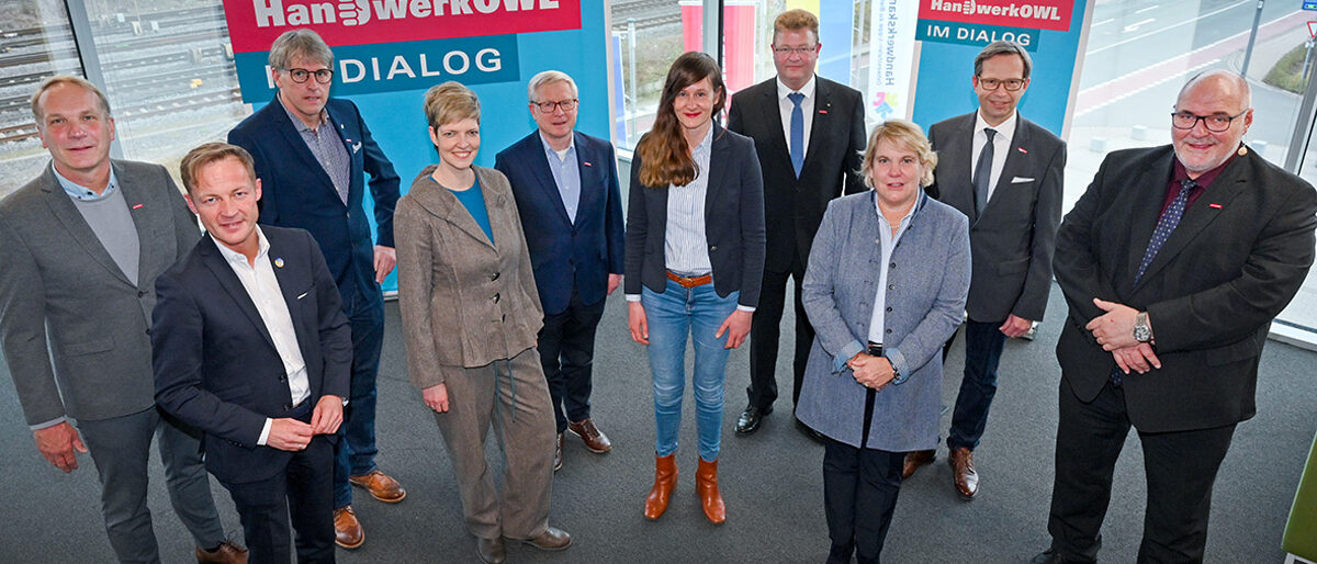 (v.l.) Heiner Dresrüsse, Vizepräsident der Handwerkskammer OWL, Daniel Sieveke (MdL, CDU), Ulrich Birkemeyer, Kreishandwerksmeister im Wittekindsland, Wibke Brems (MdL, Bündnis 90/Die Grünen), Georg Effertz, Kreishandwerksmeister im Kreis Gütersloh, Christina Kampmann (MdL, SPD), Michael Friemuth, stellvertretender Kreishandwerksmeister in den Kreisen Paderborn und Lippe, Martina Hannen (MdL, FDP), Frank Wulfmeyer, Kreishandwerksmeister in Bielefeld, und Peter Eul, Präsident der Handwerkskammer OWL (v.l.) Heiner Dresrüsse, Vizepräsident der Handwerkskammer OWL, Daniel Sieveke (MdL, CDU), Ulrich Birkemeyer, Kreishandwerksmeister im Wittekindsland, Wibke Brems (MdL, Bündnis 90/Die Grünen), Georg Effertz, Kreishandwerksmeister im Kreis Gütersloh, Christina Kampmann (MdL, SPD), Michael Friemuth, stellvertretender Kreishandwerksmeister in den Kreisen Paderborn und Lippe, Martina Hannen (MdL, FDP), Frank Wulfmeyer, Kreishandwerksmeister in Bielefeld, und Peter Eul, Präsident der Handwerkskammer OWL