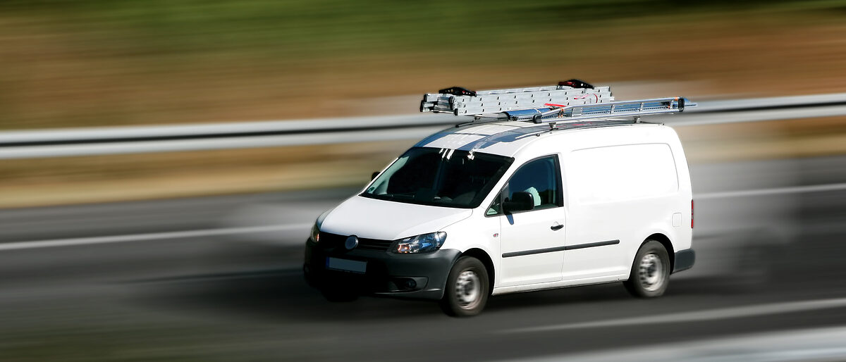 Aus Sicht des Handwerks sollten auch die Verbrauchssteuern bei Strom und Gas auf die europäisch zulässigen Mindestsätze gesenkt und die CO2-Abgabe befristet ausgesetzt werden. mobiler kundenservice, dachdecker, techniker, mobiler service, hausmeister, kastenwagen, kundenservice, kundenbetreuung, kundendienst, mobil, leiter, reparatur, reparaturservice, caddy, golf, lieferwagen, kleinlaster, straße, volkswagen, golf caddy, dienstleister, lieferfahrzeug, liefern, kleintransporter, express, handwerk, fahrt, transport, service, vw, firmenwagen, firmenfahrzeug, express service, autobahn, handwerker, kleinbetrieb, silber, dienstleistung, pkw, auto, technik, service dienst, technischer service, technischer dienst, mobiler dienst, hausdienst, handwerk dienstleistungen, service fahren, fahren