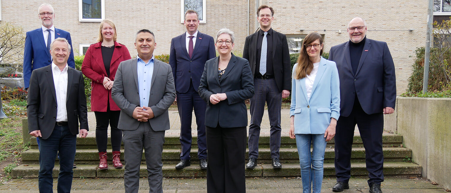 (unten v.l.) Jürgen Sautmann, Hauptgeschäftsführer der Kreishandwerkerschaft Bielefeld, Nesrettin Akay, Landtagskandidat SPD, Bundesministerin Klara Geywitz (SPD) und Christina Kampmann MdL SPD, (oben v.l.) Klaus-Werner Schäfer, Leiter des Handwerksbildungszentrums Brackwede, Dr. Wiebke Esdar, MdB SPD, Dr. Jens Prager, Hauptgeschäftsführer der Handwerkskammer OWL, Marco Grahl-Marniok, Leiter des Carl-Severing-Berufskollegs für Wirtschaft und Verwaltung, und Peter Eul, Präsident der Handwerkskammer OWL 