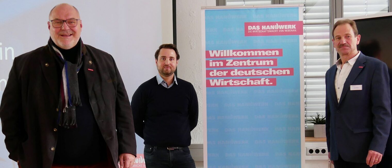 (v. l.) Kammerpräsident Peter Eul, Installateur- und Heizungsbauermeister Johann Recknagel-Fessey und Betriebsberater Bernd Fuchs informieren beim Gründungstag in Herford über die Chancen der Selbstständigkeit. 