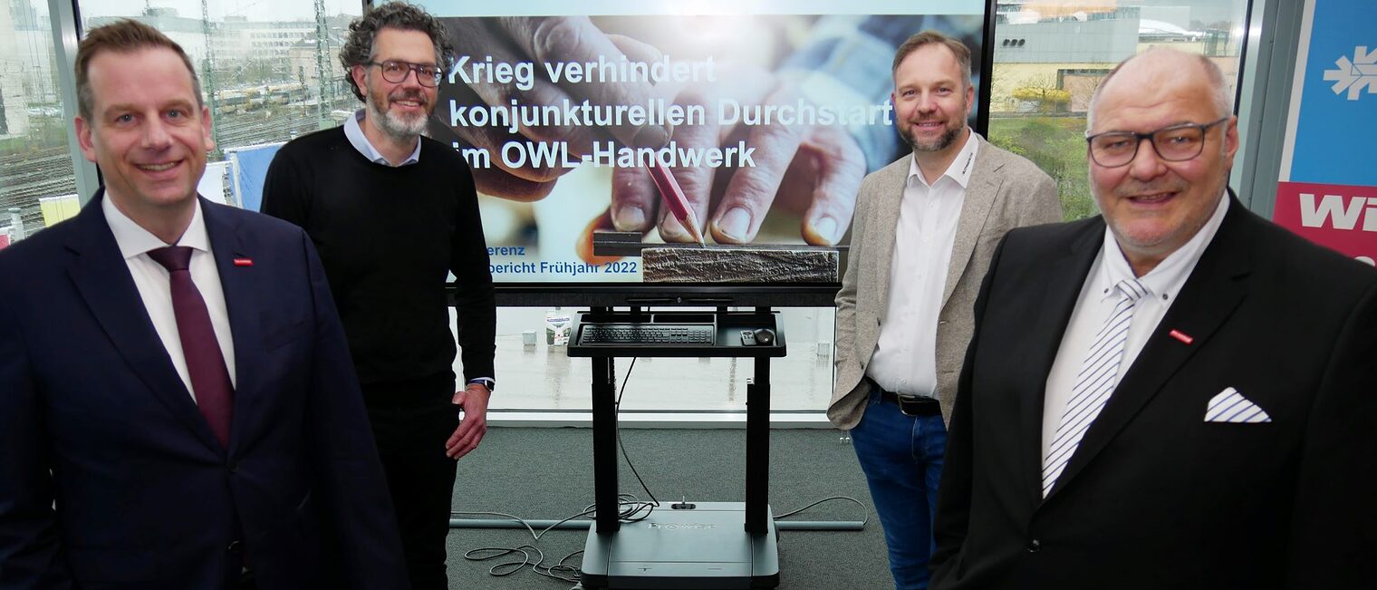 Hauptgeschäftsführer Dr. Jens Prager (l.) und Kammerpräsident Peter Eul (r.) stellen die Ergebnisse der Frühjahrskonjunkturbefragung im Campus Handwerk vor. Martin Lang, stv. Kreishandwerksmeister und Obermeister der Dachdecker- und Zimmerer-Innung Bielefeld, gibt zusammen mit Marcus Wulfhorst, Obermeister der Bäcker-Innung Bielefeld, authentische Einblicke in die aktuellen Herausforderungen der Betriebe. Hauptgeschäftsführer Dr. Jens Prager (l.) und Kammerpräsident Peter Eul (r.) stellen die Ergebnisse der Frühjahrskonjunkturbefragung im Campus Handwerk vor. Martin Lang, stv. Kreishandwerksmeister und Obermeister der Dachdecker- und Zimmerer-Innung Bielefeld, gibt zusammen mit Marcus Wulfhorst, Obermeister der Bäcker-Innung Bielefeld, authentische Einblicke in die aktuellen Herausforderungen der Betriebe.