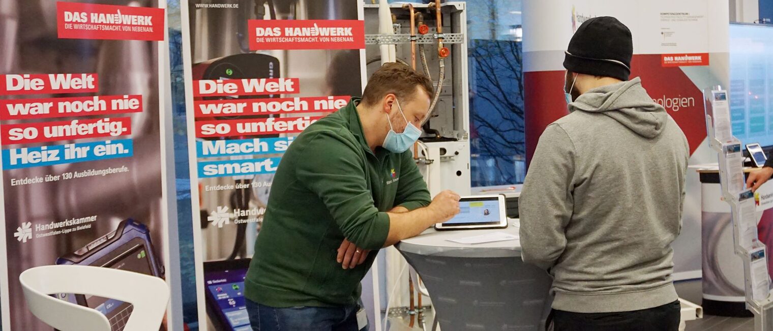 Am 26. April (16 bis 19 Uhr) können sich Gesellinnen und Gesellen, Fachkräfte sowie Meisterinnen und Meister über Aufstiegsmöglichkeiten und Karrierewege im Handwerk informieren. Am 26. April (16 bis 19 Uhr) können sich Gesellinnen und Gesellen, Fachkräfte sowie Meisterinnen und Meister über Aufstiegsmöglichkeiten und Karrierewege im Handwerk informieren.