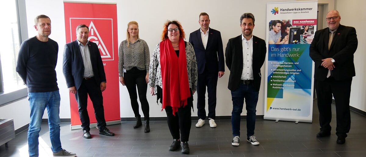 (v. l.) Thomas Weilbier, Tarifsekretär IG Metall NRW, Kammer-Vizepräsident Ralf Noltemeyer, Carissa Wagner, Bezirksjugendsekretärin IG Metall NRW, Ute Herkströter, 1. Bevollmächtigte IG Metall Bielefeld, Dr. Jens Prager, Hauptgeschäftsführer der Handwerkskammer OWL zu Bielefeld, Dr. Patrick Loos, Tarifsekretär Handwerk IG Metall NRW sowie Kammerpräsident Peter Eul tauschten sich im Campus Handwerk über die Bedeutung qualitativ hochwertiger Ausbildung aus. (v. l.) Thomas Weilbier, Tarifsekretär IG Metall NRW, Kammer-Vizepräsident Ralf Noltemeyer, Carissa Wagner, Bezirksjugendsekretärin IG Metall NRW, Ute Herkströter, 1. Bevollmächtigte IG Metall Bielefeld, Dr. Jens Prager, Hauptgeschäftsführer der Handwerkskammer OWL zu Bielefeld, Dr. Patrick Loos, Tarifsekretär Handwerk IG Metall NRW sowie Kammerpräsident Peter Eul tauschten sich im Campus Handwerk über die Bedeutung qualitativ hochwertiger Ausbildung aus.
