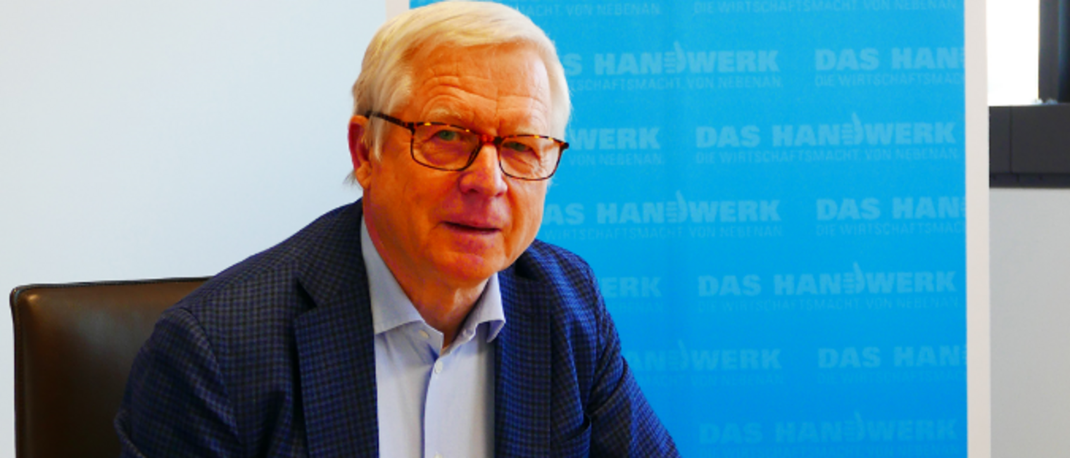 Dachdeckermeister Georg Effertz engagiert sich als Kreishandwerksmeister, Vorstandsmitglied der Handwerkskammer OWL sowie als 1. stellvertretender Bürgermeister der Stadt Rheda-Wiedenbrück. 