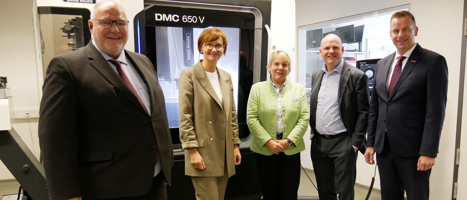 (v.l.) Präsident Peter Eul, Bundesbildungsministerin Bettina Stark-Watzinger, Martina Hannen MdL, Jan-Maik Schlifter, FDP Bielefeld, und Kammer-Hauptgeschäftsführer Dr. Jens Prager im CNC-Fachraum 