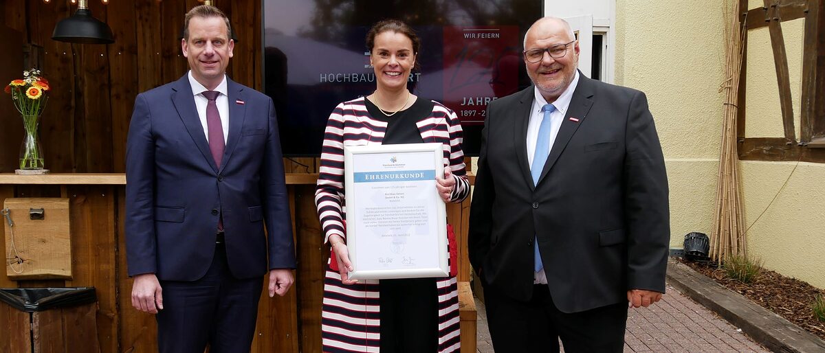 Hauptgeschäftsführer Dr. Jens Prager (l.) und Präsident Peter Eul (r.) gratulieren Norma Bopp-Strecker zum Firmenjubiläum. Hauptgeschäftsführer Dr. Jens Prager (l.) und Präsident Peter Eul (r.) gratulieren Norma Bopp-Strecker zum Firmenjubiläum.