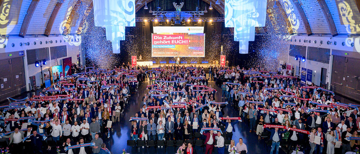 Großes Finale auf der Meisterfeier in der Stadthalle Bielefeld: Rund 360 Meisterinnen und Meister hielten ihre Meisterbriefe oder Schals in die Höhe. 