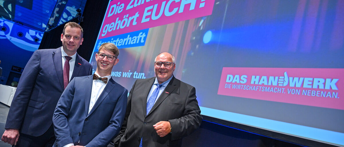 Der 27-jährige Bielefelder Benedikt Neumann wurde auf der Meisterfeier als Bestprüfling geehrt. Der 27-jährige Bielefelder Benedikt Neumann wurde auf der Meisterfeier als Bestprüfling geehrt.
