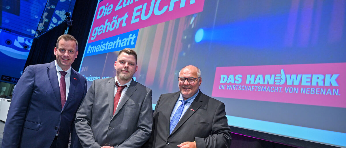 Dennis Hartema aus Bad Salzuflen konnte sich gleich über zwei Auszeichnungen freuen. Er erhielt von Hauptgeschäftsführer Dr. Jens Prager (l.) und Kammerpräsident Peter Eul (r.) den Meisterbrief und die Urkunde zum geprüften Betriebswirt (HwO). Dennis Hartema aus Bad Salzuflen konnte sich gleich über zwei Auszeichnungen freuen. Er erhielt von Hauptgeschäftsführer Dr. Jens Prager (l.) und Kammerpräsident Peter Eul (r.) den Meisterbrief und die Urkunde zum geprüften Betriebswirt (HwO).