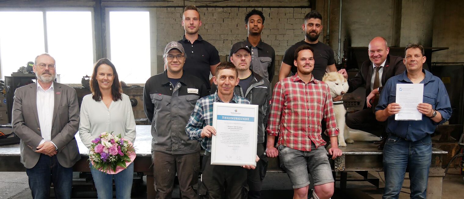 (v.l.) Gerald Studzinsky, Hauptgeschäftsführer der Kreishandwerkerschaft Höxter-Warburg, Martina Brenneke, José Bastida Garcia, Fabian Micus, Serge Grewzew, Markus Nolte, Robel Masho, Maximilian Brenneke, Adham Haji Ali, Carl-Christian Goll, Geschäftsführer Berufsbildung der Handwerkskammer OWL, Johannes Brenneke. 