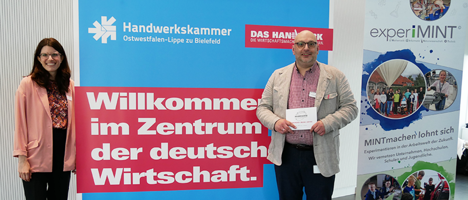 (v. l.) Keynote-Speakerin Eva Stock sowie Christian Marquardt, Veranstaltungsorganisator der Handwerkskammer und Leiter des Projektes "Smart Recruiting KKU - Werkzeuge für die Ausbildung", informieren über Praxistipps rund um das Thema Ausbildungsmanagement und den Umgang mit den Erwartungen der Generation Z. 