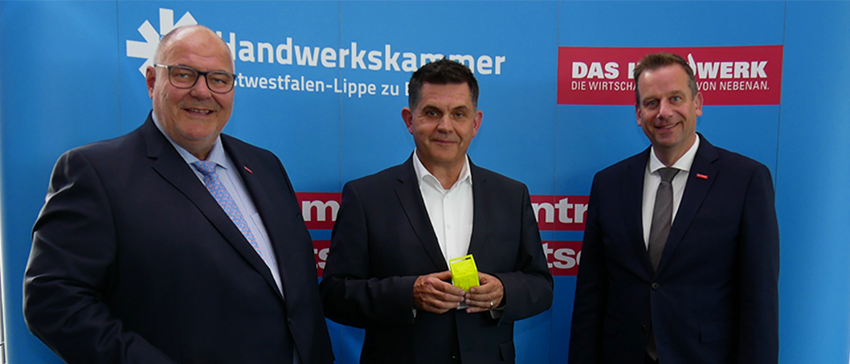 Gregor Moss, Wirtschaftsdezernent der Stadt Bielefeld, stellte sich den Fragen der Vollversammlungsmitglieder und erhielt aus den Händen von Kammerpräsident Peter Eul (links) und Dr. Jens Prager, Hauptgeschäftsführer der Handwerkskammer OWL (rechts), zwei Würfel mit einem dreidimensionalen Logo der Handwerkskammer. Gregor Moss, Wirtschaftsdezernent der Stadt Bielefeld, stellte sich den Fragen der Vollversammlungsmitglieder und erhielt aus den Händen von Kammerpräsident Peter Eul (links) und Dr. Jens Prager, Hauptgeschäftsführer der Handwerkskammer OWL (rechts), zwei Würfel mit einem dreidimensionalen Logo der Handwerkskammer.