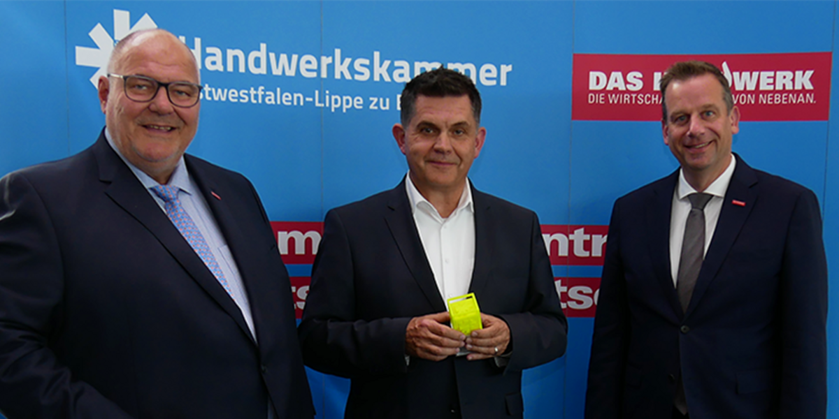 Gregor Moss, Wirtschaftsdezernent der Stadt Bielefeld, stellte sich den Fragen der Vollversammlungsmitglieder und erhielt aus den Händen von Kammerpräsident Peter Eul (links) und Dr. Jens Prager, Hauptgeschäftsführer der Handwerkskammer OWL (rechts), zwei Würfel mit einem dreidimensionalen Logo der Handwerkskammer. Gregor Moss, Wirtschaftsdezernent der Stadt Bielefeld, stellte sich den Fragen der Vollversammlungsmitglieder und erhielt aus den Händen von Kammerpräsident Peter Eul (links) und Dr. Jens Prager, Hauptgeschäftsführer der Handwerkskammer OWL (rechts), zwei Würfel mit einem dreidimensionalen Logo der Handwerkskammer.