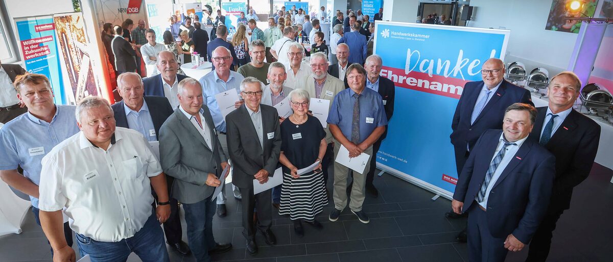 (v. r.) Die Vizepräsidenten Heiner Dresrüsse und Ralf Noltemeyer überreichten gemeinsam mit Kammerpräsident Peter Eul 15 ehemaligen Prüfungsausschussmitgliedern das Ehrenzeichen der Handwerkskammer OWL zu Bielefeld. (v. r.) Die Vizepräsidenten Heiner Dresrüsse und Ralf Noltemeyer überreichten gemeinsam mit Kammerpräsident Peter Eul 15 ehemaligen Prüfungsausschussmitgliedern das Ehrenzeichen der Handwerkskammer OWL zu Bielefeld.