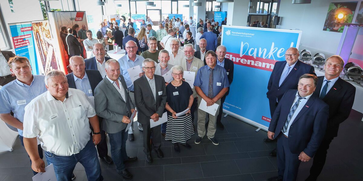 (v. r.) Die Vizepräsidenten Heiner Dresrüsse und Ralf Noltemeyer überreichten gemeinsam mit Kammerpräsident Peter Eul 15 ehemaligen Prüfungsausschussmitgliedern das Ehrenzeichen der Handwerkskammer OWL zu Bielefeld. (v. r.) Die Vizepräsidenten Heiner Dresrüsse und Ralf Noltemeyer überreichten gemeinsam mit Kammerpräsident Peter Eul 15 ehemaligen Prüfungsausschussmitgliedern das Ehrenzeichen der Handwerkskammer OWL zu Bielefeld.