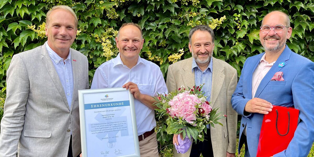 Freude über das Firmenjubiläum: (v. l.) Heiner Dresrüsse, Vizepräsident der Handwerkskammer OWL, Jubilar Bernhard Horstmann, Carsten Uekmann, stellvertretender Obermeister der Innung des Metallhandwerks Gütersloh, und Alexander Kostka, Geschäftsführer der Kreishandwerkerschaft Gütersloh. Freude über das Firmenjubiläum: (v. l.) Heiner Dresrüsse, Vizepräsident der Handwerkskammer OWL, Jubilar Bernhard Horstmann, Carsten Uekmann, stellvertretender Obermeister der Innung des Metallhandwerks Gütersloh, und Alexander Kostka, Geschäftsführer der Kreishandwerkerschaft Gütersloh.