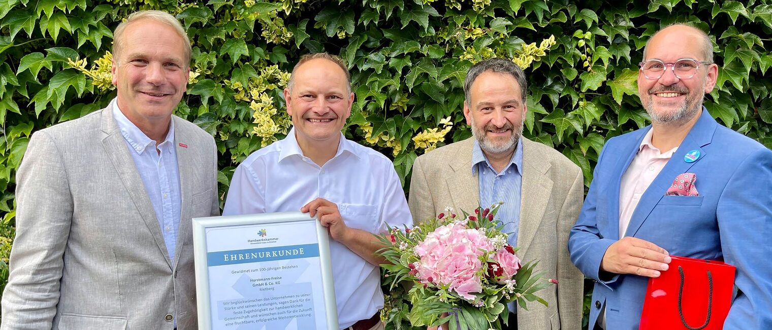 Freude über das Firmenjubiläum: (v. l.) Heiner Dresrüsse, Vizepräsident der Handwerkskammer OWL, Jubilar Bernhard Horstmann, Carsten Uekmann, stellvertretender Obermeister der Innung des Metallhandwerks Gütersloh, und Alexander Kostka, Geschäftsführer der Kreishandwerkerschaft Gütersloh. Freude über das Firmenjubiläum: (v. l.) Heiner Dresrüsse, Vizepräsident der Handwerkskammer OWL, Jubilar Bernhard Horstmann, Carsten Uekmann, stellvertretender Obermeister der Innung des Metallhandwerks Gütersloh, und Alexander Kostka, Geschäftsführer der Kreishandwerkerschaft Gütersloh.